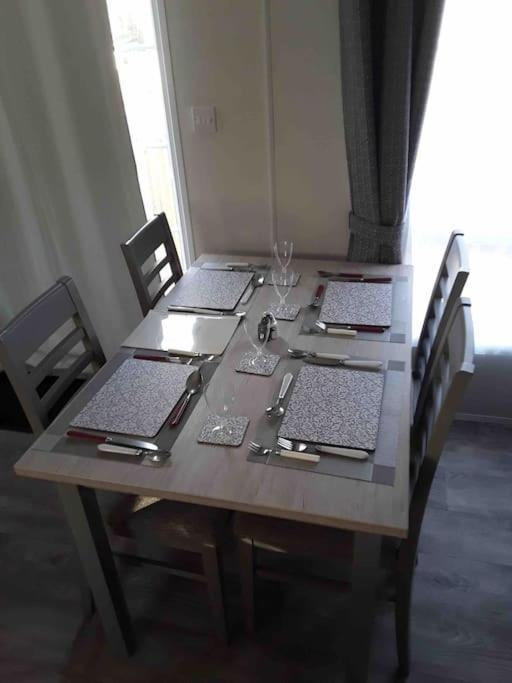 Vakantiehuis Forestbrook - Cheerful Two Bedroom Tiny House *